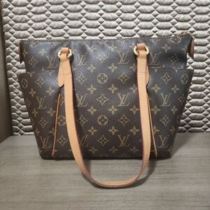 AUTHENTIC louis vuitton TOTALLY  PM (12 yrs.old)